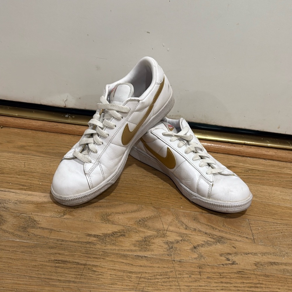 Nike classic court